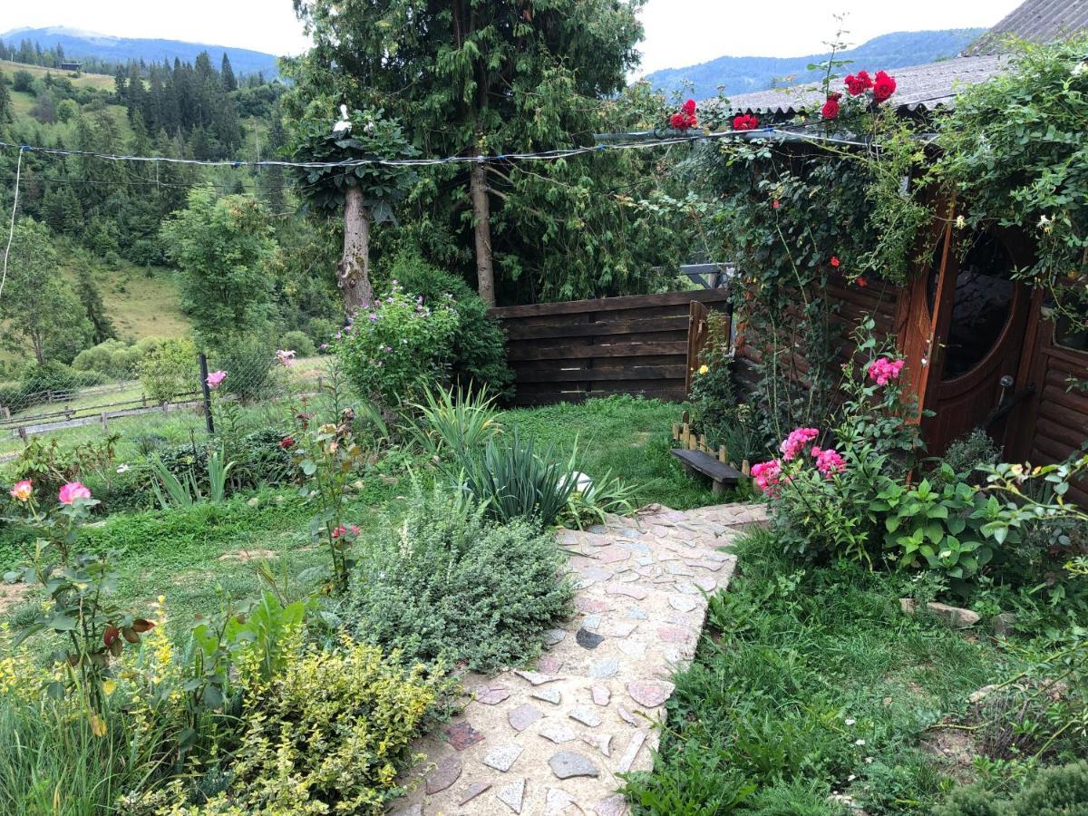 казковий дім та Garden два будиночки в горах з чаном-джакузі * Slavske